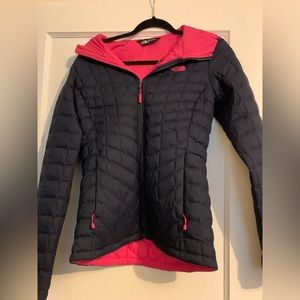 The NorthFace size small Navy Pink lined puffy coat